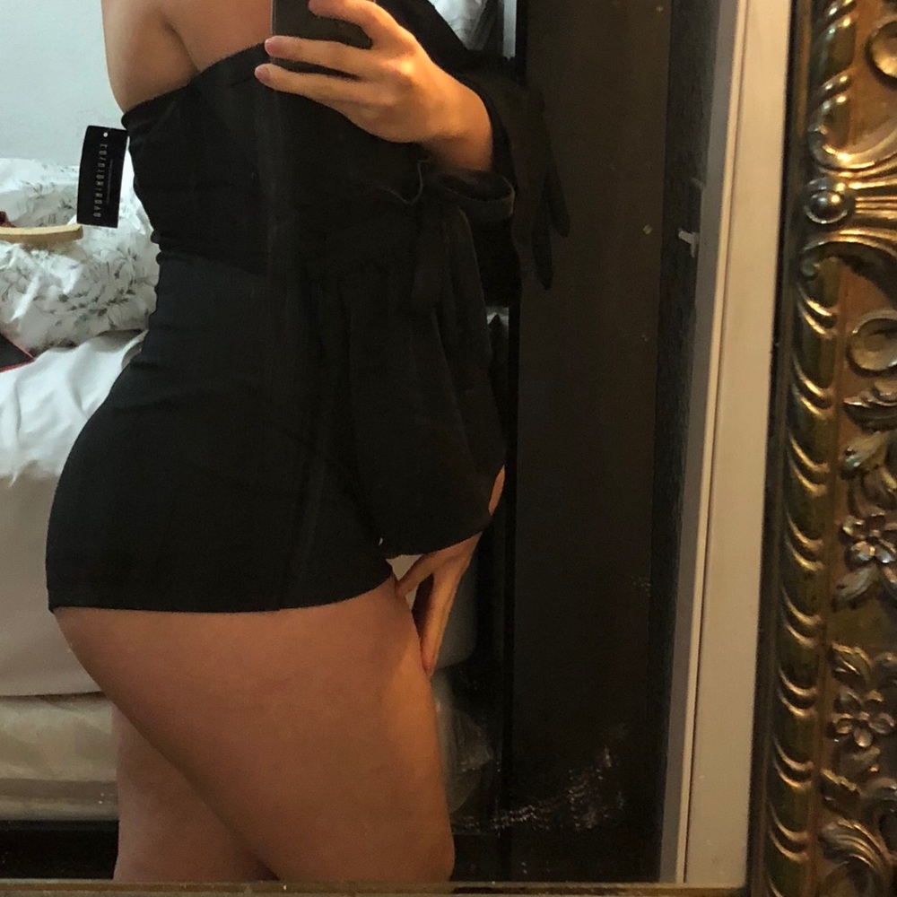 TRADED💋Fashion nova bell sleeve shoulder romper - Picture 2 of 5